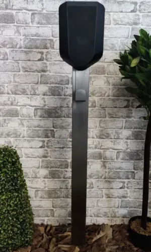 Easee square post, plinth base