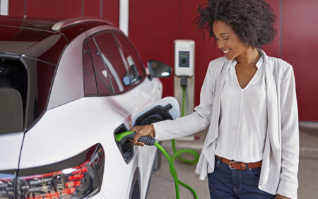 KeContact P30 Charging_Businesswoman_GE KeContact P30 Charging Businesswoman GE